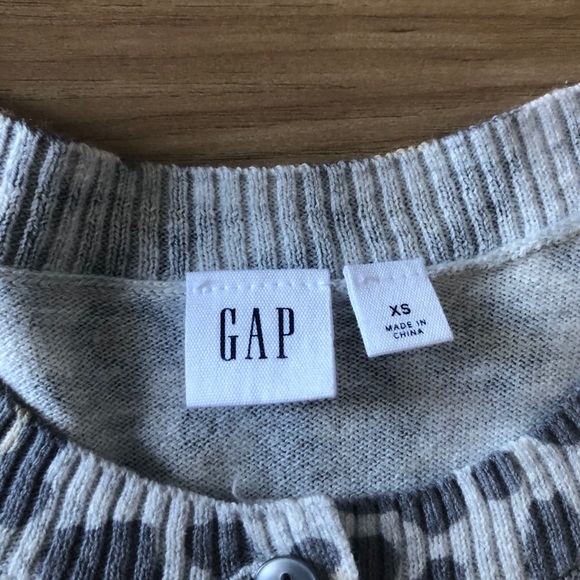 Gap button up leopard print cardigan, size XS - Picture 3 of 6